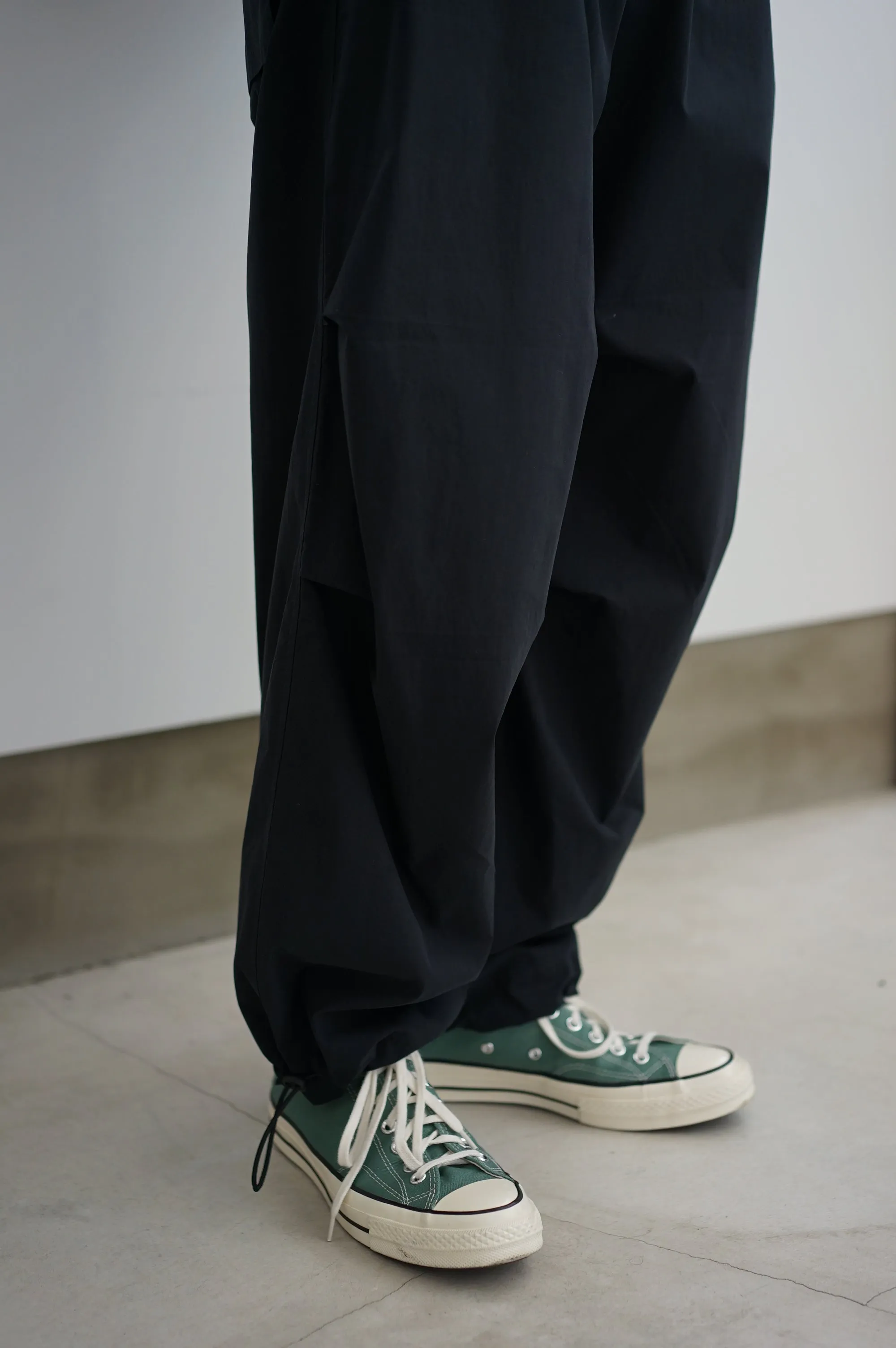 STUDIO NICHOLSON / EASY TAPERED PANTS (POWDER COTTON)